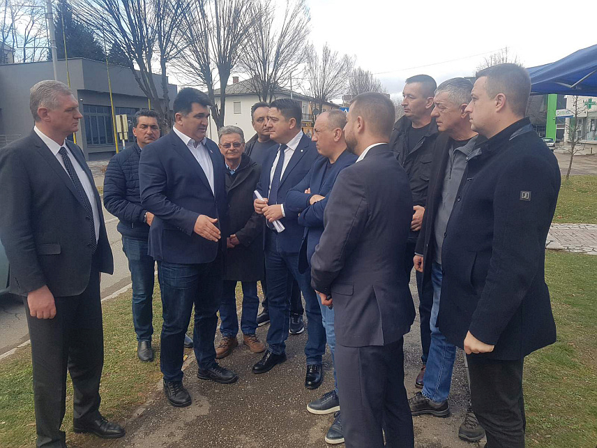 ЛОПАРЕ, 21. ФЕБРУАРА /СРНА/ - Шеф Клуба посланика ПДП-а у Народној скупштини Републике Српске Игор Црнадак потписао је данас у Лопарама петицију против експлоатације литијума на Мајевици која ће, са више од 4.000 потписа грађана, сутра бити предата у парламент.