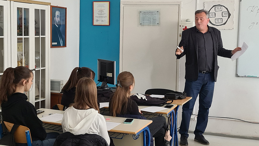 ДОБОЈ, 21. ФЕБРУАРА /СРНА/ - Радионицу о теми "Правила стандардне акцентуације у српском језику" организовала је, поводом Међународног дана матерњег језика, Економска школа Добој.