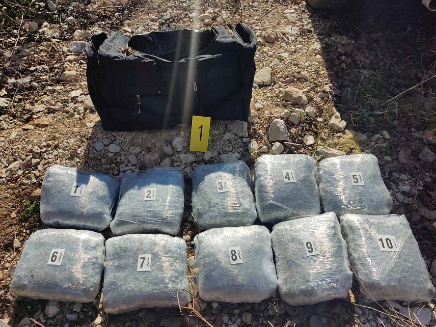 САРАЈЕВО, 21. ФЕБРУАРА /СРНА/ - Гранична полиција БиХ данас је на подручју Требиња пронашла одбачену торбу у којој је било око 10,5 килограма марихуане.