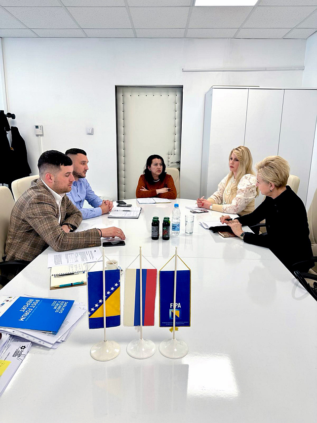 САРАЈЕВО, 22. ФЕБРУАРА /СРНА/ - Вршилац дужности директора Агенције за унапређење страних инвестиција /Фипа/ БиХ Марко Кубатлија разговарао је са новоименованим амбасадором Летоније са сједиштем у Прагу Елитом Кузма о могућностима унапређења економске сарадње, с обзиром да су досадашња трговинска размјена, као и инвестиције, на ниском нивоу.