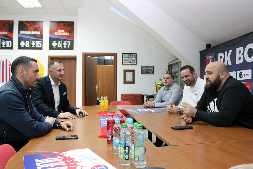 БАЊАЛУКА, 22. ФЕБРУАРА /СРНА/ - Рукометни клуб "Борац", један од најтрофејнијих клубова у Бањалуци, добио је донацију од предузећа "Аутопутеви Републике Српске", коју је уручио вршилац дужности директора Недељко Ћорић истичући да овај спортски колектив и те како заслужује пажњу.