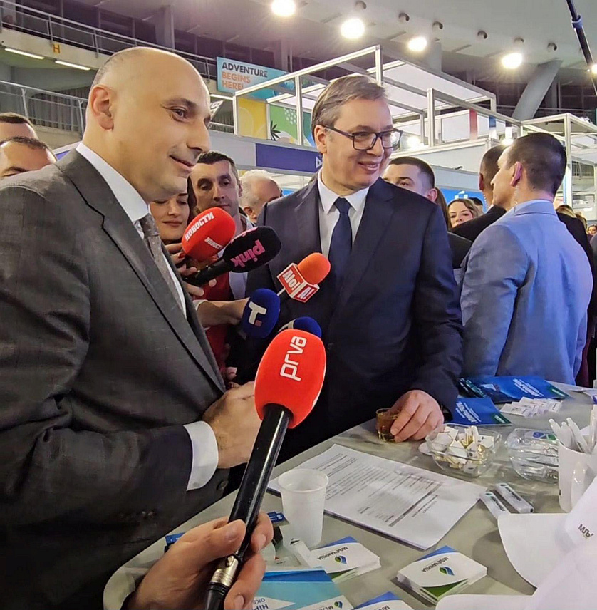 БЕОГРАД, 22. ФЕБРУАРА /СРНА/ - Штанд "Мљечанице" на 45. Међународном сајму туризма у Београду, предсједник Србије Александар Вучић са директором Специјалне болнице "Мљечаница" из Козарске Дубице Дарком Бањацом.