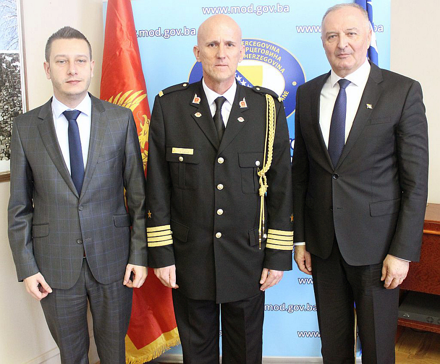 САРАЈЕВО, 22. ФЕБРУАРА /СРНА/ -Замјеник министра одбране за управљање ресурсима у Савјету министара Александар Гогановић нерезидентни војни изасланик Црне Горе, капетан бојног брода Дарко Вуковић и министар одбране у Савјету министара Зукан Хелез.