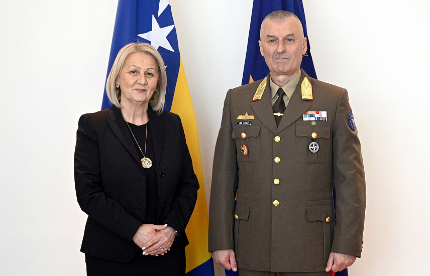 САРАЈЕВО, 22. ФЕБРУАРА /СРНА/ - Предсједавајућа Савјета министара БиХ Борјана Кришто са новоименованим командантом Еуфора у БиХ Ласлом Штицом.