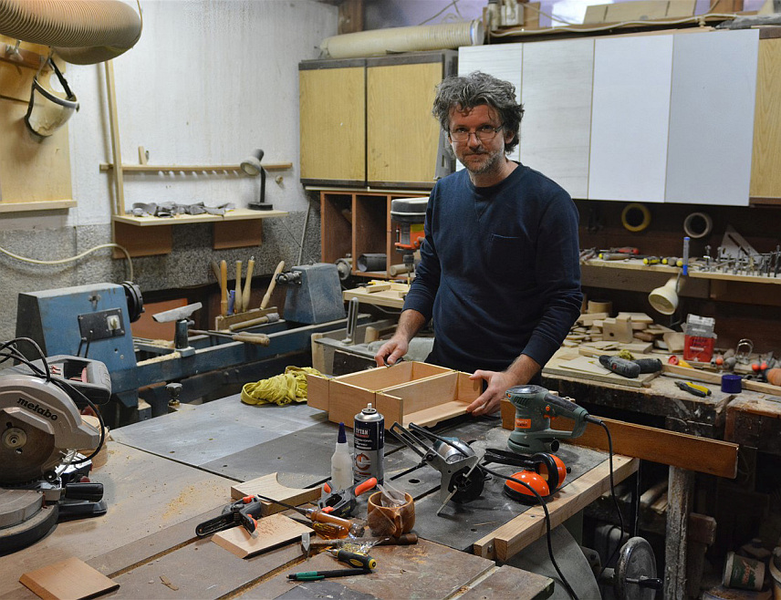 БРАТУНАЦ, 23. ФЕБРУАРА /СРНА/ - Зоран Радовић је креативне идеје претворио у декоративне поклоне и израђује готово двадесет различитих ствари, укључујући табакере, зип упаљаче, декоративне сатове, украсне флаше, чутурице, кутије за захвалнице, мини барове, куксе и остали инвентивни асортиман.