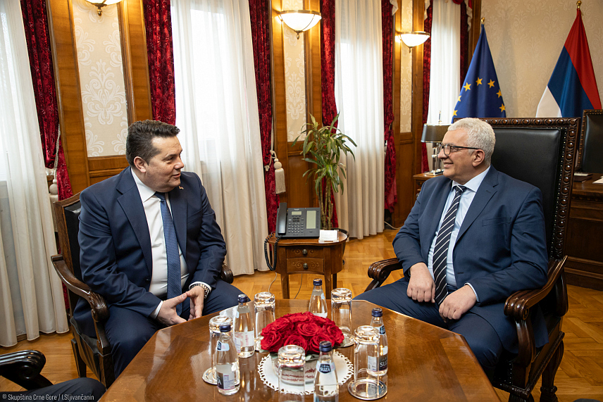 ПОДГОРИЦА, 23. ФЕБРУАРА /СРНА/ - Предсједник Народне скупштине Републике Српске Ненад Стевандић изјавио је Срни након раговора са предсједником Скупштине Црне Горе Андријом Мандићем у Подгорици да је данашњи сусрет нова страница у односима Српске и Црне Горе, јер на планети нема ближих народа.