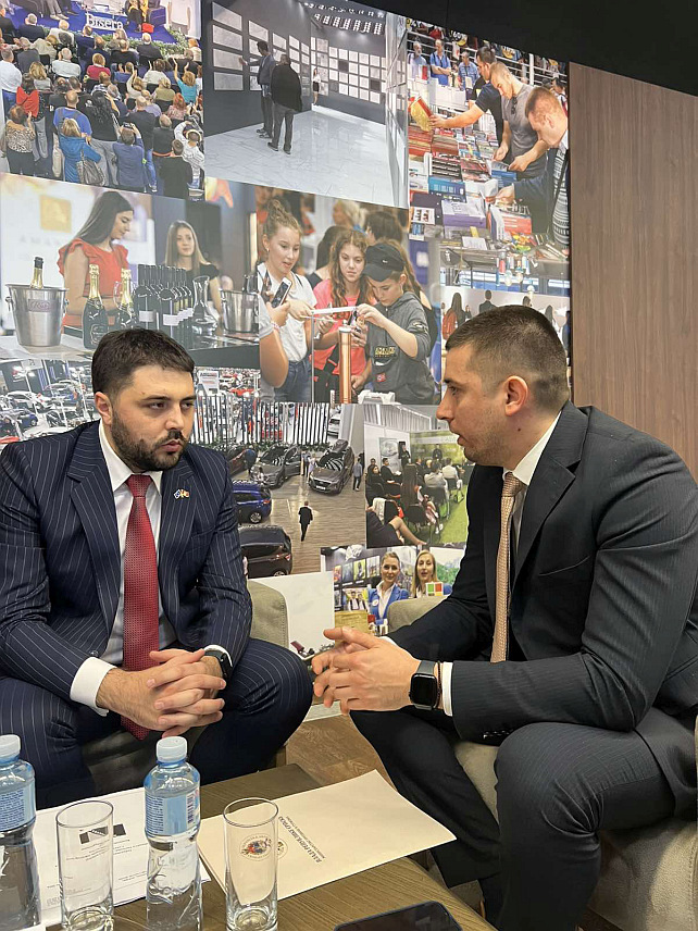 БЕОГРАД, 23. ФЕБРУАРА /СРНА/ - Министар трговине и туризма Републике Српске Денис Шулић и министар туризма, екологије, одрживог развоја и развоја сјевера Црне Горе Владимир Мартиновић на сатанку у Београду.