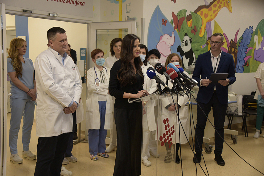 БАЊАЛУКА, 23. ФЕБРУАРА /СРНА/ - Тамара Вучић, супруга предсједника Србије Александра Вучића, уручила је данас инкубатор Клиници за гинекологију и акушерство Универзитетског клиничког центра /УКЦ/ Републике Српске у Бањалуци, те посјетила Банку хуманог млијека у оквиру Клинике за дјечије болести.