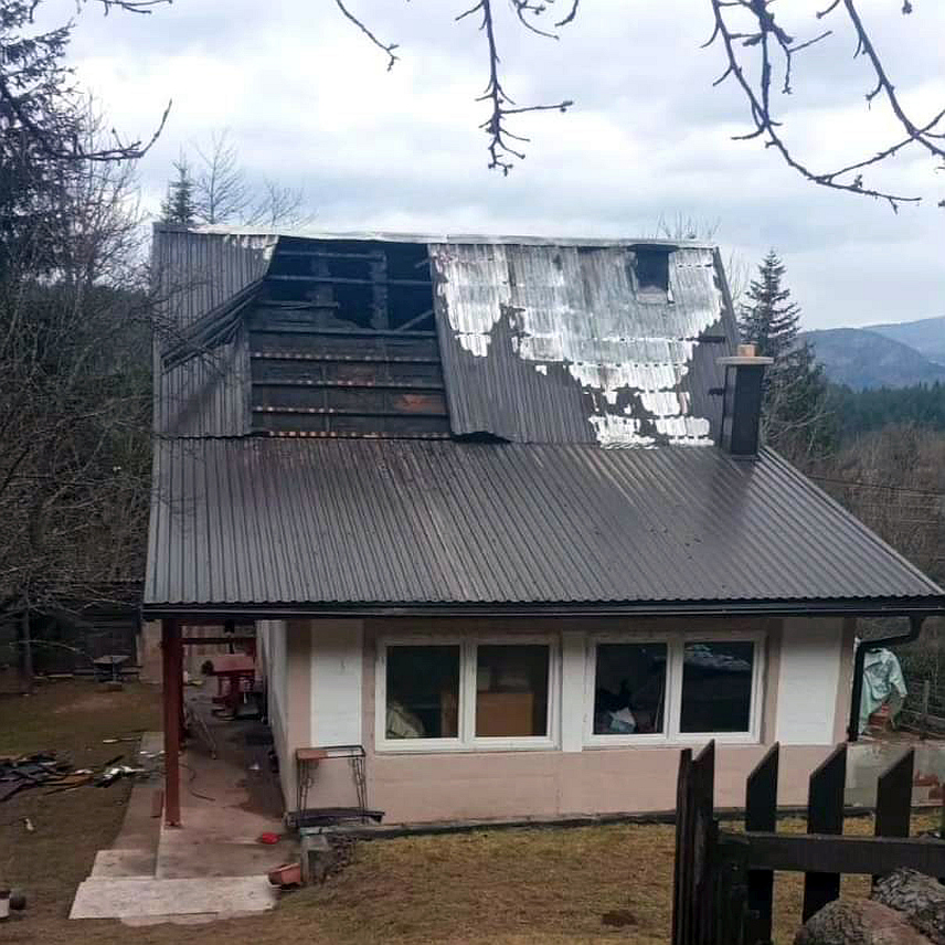 ПАЛЕ, 23. ФЕБРУАРА /СРНА/ - Православно хуманитарно удружење "Свети Сава" и Хуманитарна група "Вукови" са Пала покренули су хуманитарну акцију за прикупљање финансијске и материјалне помоћи за породицу Тодоровић из ове локалне заједнице, који су у пожару остали без крова над главом.