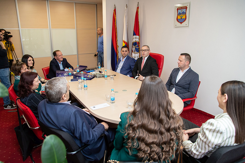 ПРЊАВОР, 23. ФЕБРУАРА /СРНА/ - Градоначелник Прњавора Дарко Томаш и предсједник Скупштине града Жељко Симић уприличили су данас пријем за просвјетне раднике из Прњавора, добитнике Светосавске награде за 2023. и 2024. годину.