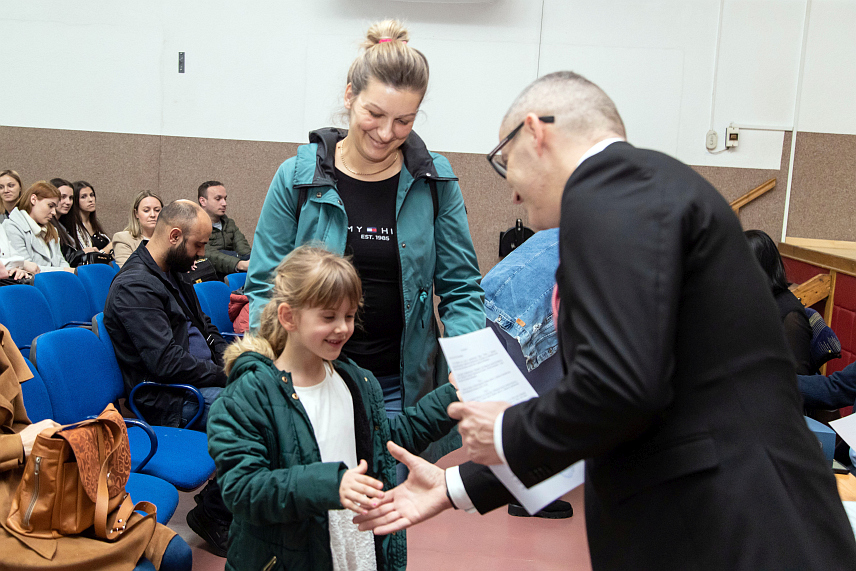 ПРЊАВОР, 23. ФЕБРУАРА /СРНА/ - Град Прњавор данас је потписао уговор са 218 родитеља који су поднијели захтјев за субвенцију боравка дјеце у приватним предшколским установама у Прњавору за ову годину.