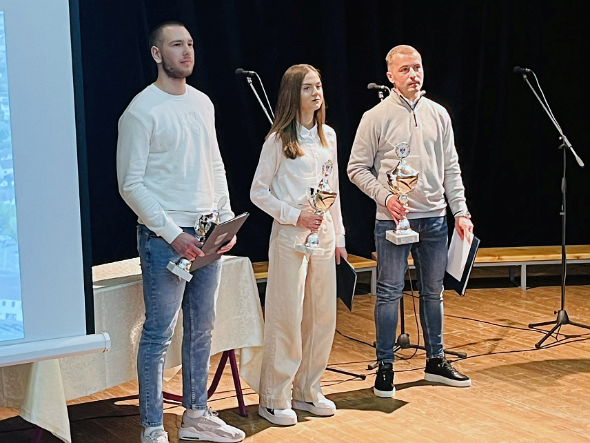 КОЗАРСКА ДУБИЦА, 24. ФЕБРУАРА /СРНА/ - Стефан Tомаш из Фудбалског клуба /ФК/ "Борац" изабран је за најбољег спортисту општине Козарска Дубица за прошлу годину.