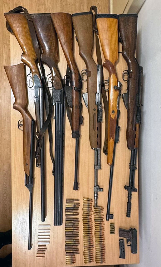 ПОДГОРИЦА, 24. ФЕБРУАРА /СРНА/ - Претресом објеката које користи лице из Никшића чији су иницијали М.М. /59/ полиција је пронашла већу количину оружја и муниције без дозволе, као и експлозивна средства, саопштила је Управа полиције Црне Горе.