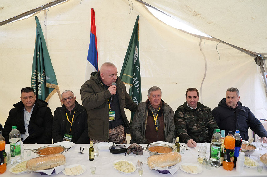 БАЊАЛУКА, 24. ФЕБРУАРА /СРНА/ - Више од хиљаду љубитеља лова из земаља региона учествовали су данас у ловно - туристичкој манифестацији "Дани вука Чемерница 2024. године" а међу њима је био и предсједник Социјалистичке партије Српске Горан Селак, који је и члан Ловачког удружења "Змијање".