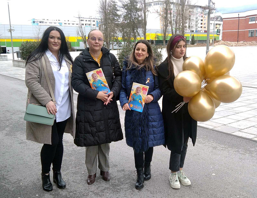 ИСТОЧНО СААРЈЕВО, 24. ФЕБРУАРА /СРНА/ - Представници Удружења родитеља дјеце обољеле од малигних болести "Искра" данас су у Источном Новом Сарајеву организовали подјелу летака, жутих балона и промотивних материјала с циљем подизања свијести и информисања јавности о дјеци обољелој од ових болести.	
