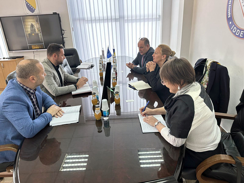 БАЊАЛУКА, 26. ФЕБРУАРА /СРНА/ - Директор Агенције за идентификационе документе, евиденцију и размјену података /ИДДЕЕА/ Алмир Бадњевић је у Бањалуци са замјеником шефа Мисије ОЕБС-а у БиХ Томасом Бушом разговарао о улози ове агенције у надгледању изборног процеса, са посебним нагласком на могућност примјене биометријске идентификације.