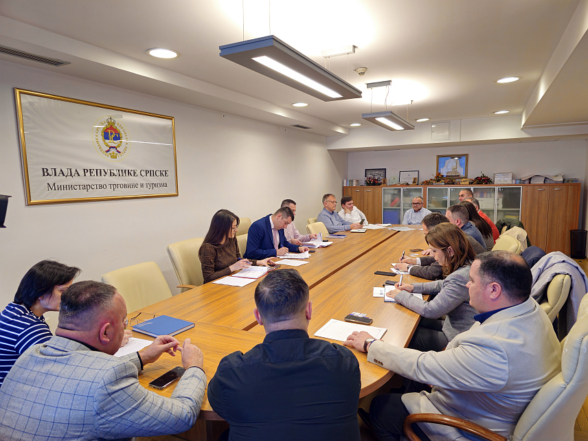 БАЊАЛУКА, 26. ФЕБРУАРА /СРНА/ - Министар трговине и туризма Републике Српске Денис Шулић разговарао је данас са представницима Привредне коморе Републике Српске и произвођача пекарских производа.