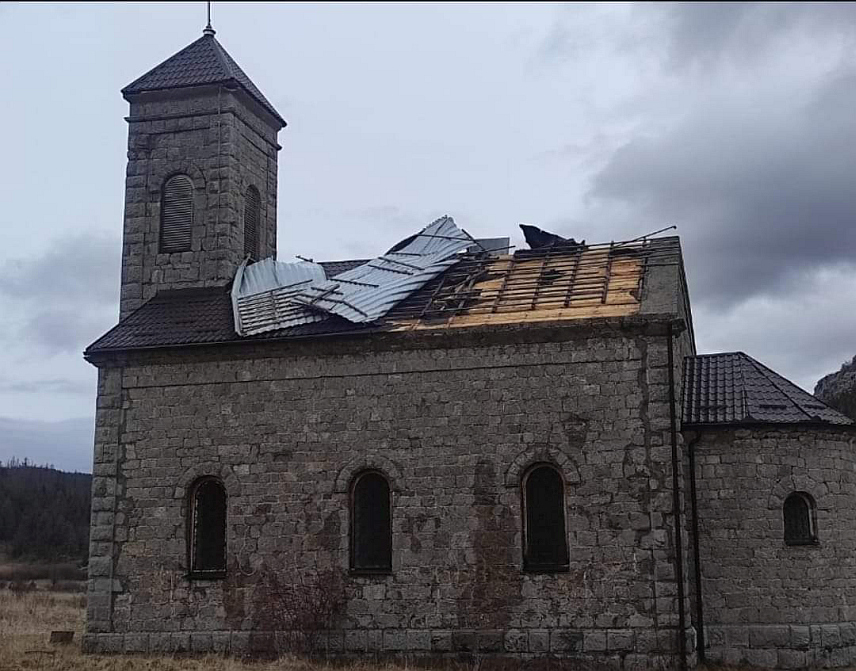 БОСАНСКО ГРАХОВО, 26. ФЕБРУАРА /СРНА/ - Снажно невријеме оштетило је кров на Храму Силаска Светог Духа на апостоле у селу Преодац у Босанском Грахову.