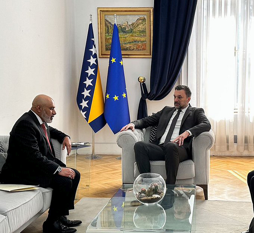 САРАЈЕВО, 26. ФЕБРУАРА /СРНА/ - Министар иностраних послова у Савјету министара Елмедин Конаковић примио је данас у наступну посјету новоименованог амбасадора Омана за БиХ са сједиштем у Риму Сајида Назара ел Џуланду Маџида ел Саида.