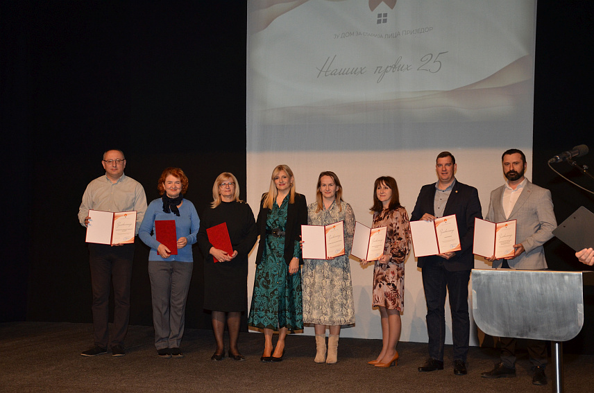 ПРИЈЕДОР, 26. ФЕБРУАРА / СРНА/ - На свечаној академији која је поводом 25 година постојања и рада одржана у приједорском позоришту наступили су Женски камерни хор "А Виста", чланови Удружења за очување традиције и ученици Гимназије "Свети Сава", а захвалницама су награђене установе, институције и удружења који су у протеклом периоду помогли рад ДОма за старија лица.