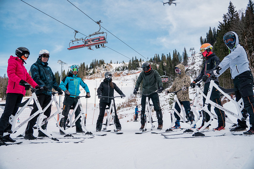 ИСТОЧНО САРАЈЕВО, 26. ФЕБРУАРА /СРНА/ - Олимпијски центар "Јахорина" представио је још једну модерну атракцију за ову зимску сезону, а ријеч је о ски-бајку, који је у основи брдски бицикл са скијама умјесто точкова.