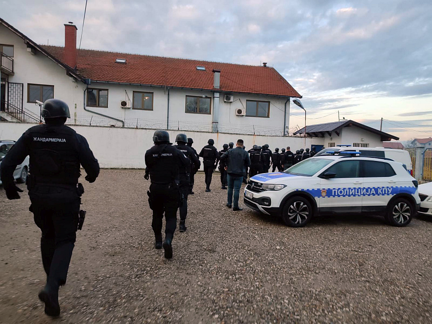 БИЈЕЉИНА, 26. ФЕБРУАРА /СРНА/ - У Бијељини је у току полицијска акција "Мардељ" у оквиру које се врше претреси притворских и других просторија Казнено-поправног завода ради расвјетљавања кривичних дјела злоупотреба службеног положаја или овлаштења у вези са омогућавањем притвореним лицима одређених погодности супротно закону и Правилнику о кућном реду.