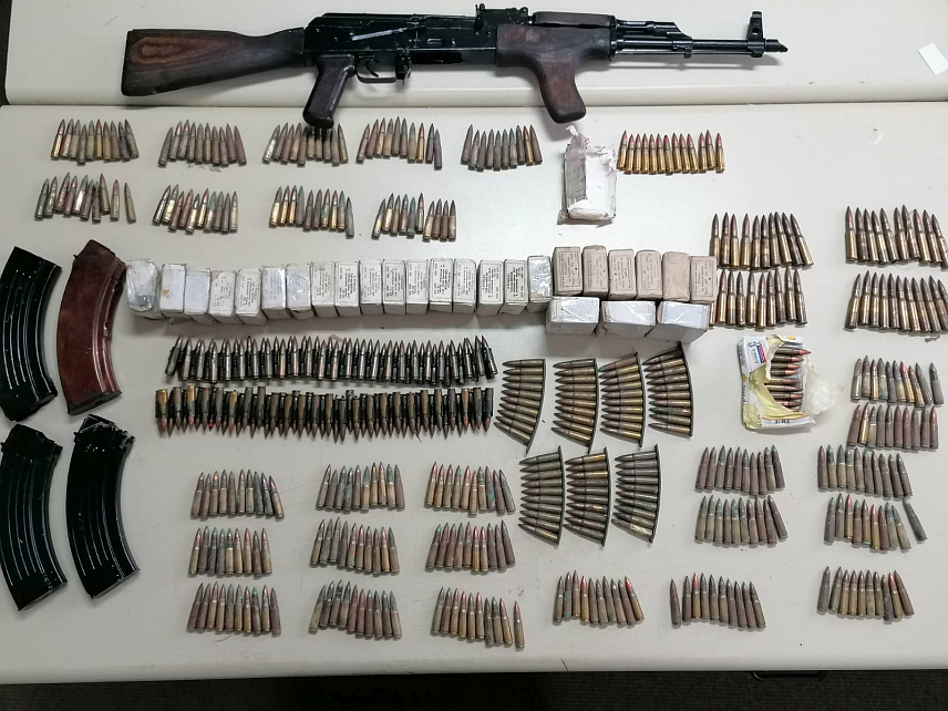 ПРИЈЕДОР, 26. ФЕБРУАРА /СРНА/ - Лице из Новог Града чији су иницијали Е.Б. ухапшено је након што је код њега пронађено оружје и већа количина муниције, саопштено је данас из Полицијске управе Приједор.