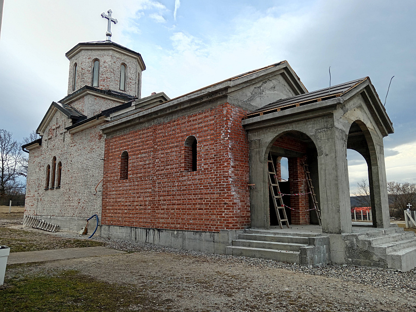 СОКОЛАЦ, 26. ФЕБРУАРА /СРНА/ - У селу Озерковићи код Сокоца ради се на проширењу манастирске цркве Свете Tројице средствима народа, донатора и манастира, а потом се планира и уређење манастирског комплекса у светогорском стилу, гдје ће људи моћи да одморе душу разум и тијело од градске гужве и свакодневице.