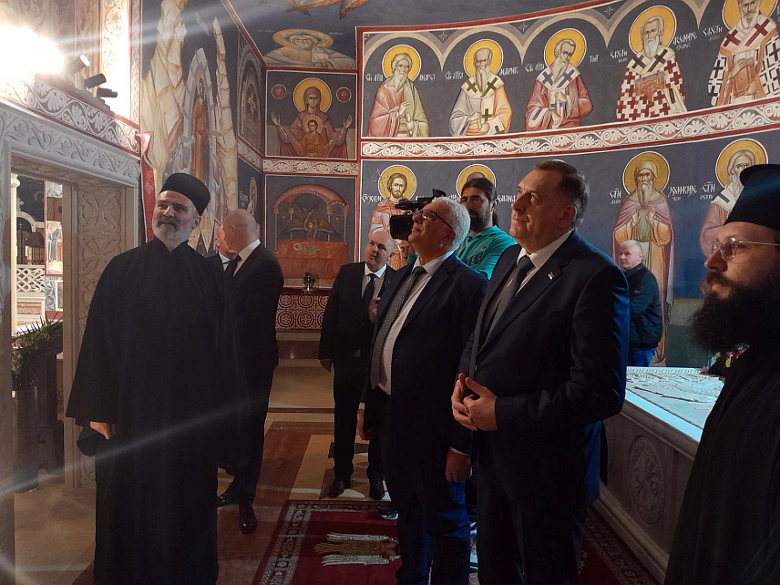 ПОДГОРИЦА, 27. ФЕБРУАРА /СРНА/ - Предсједник Републике Српске Милорад Додик данас је заједно са предсједником Скупштине Црне Горе Андријом Мандићом посјетио Саборни храм Христовог васкрсења у Подгорици и крипту гдје се налази гроб блаженопочившег митрополита црногорско-приморског Амфилохија.