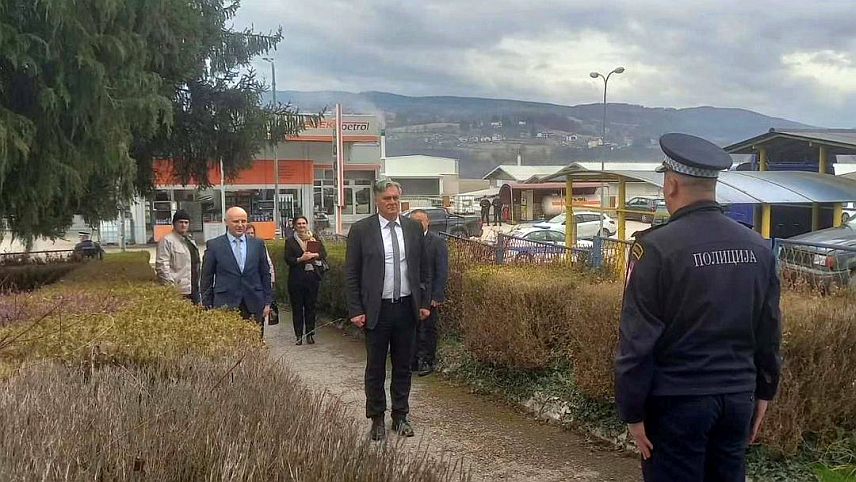 ШИПОВО, 27. ФЕБРУАРА /СРНА/ - Састанак министра унутрашњих послова Републике Српске Синише Карана и директора Полиције Српске Синише Кострешевића са начелником Полицијске станице Шипово Миланом Ковачем.	
