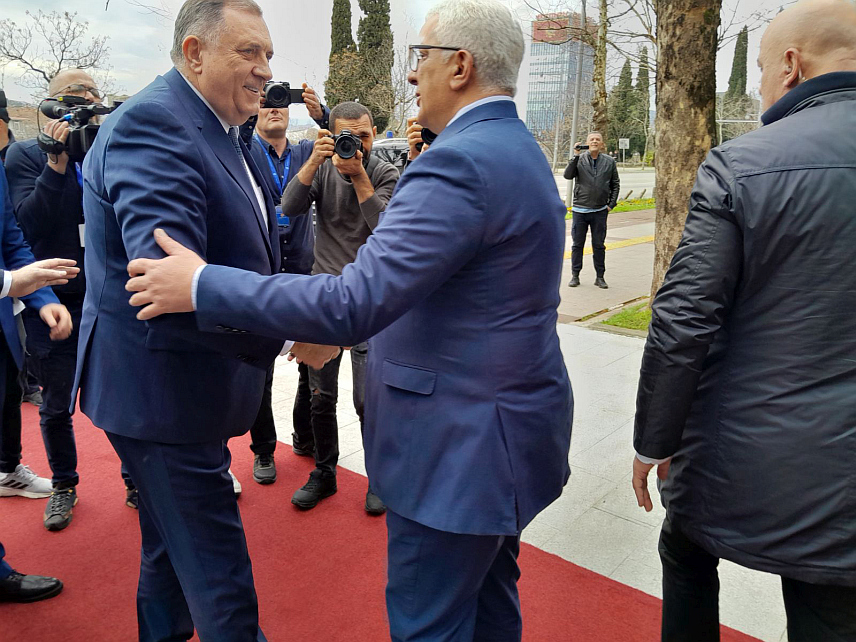 ПОДГОРИЦА, 27. ФЕБРУАРА /СРНА/ - Предсједник Републике Српске Милорад Додик састао се данас у Подгорици са предсједником Скупштине Црне Горе Андријом Мандићем.