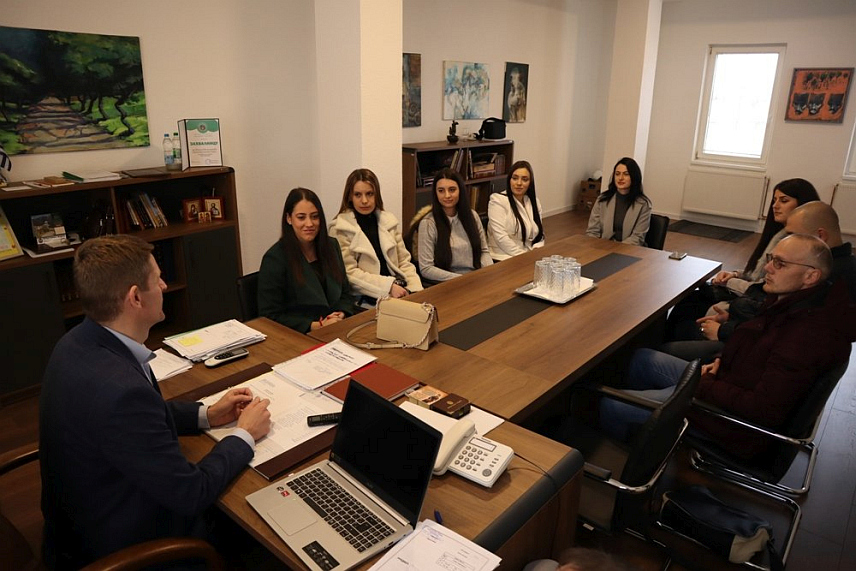 ГАЦКО, 27. ФЕБРУАРА /СРНА/ - Начелник општине Гацко Огњен Милинковић потписао је данас уговоре са 10 приправника о обављању приправничког стажа у Општинској управи и јавним установама чији је оснивач општина.