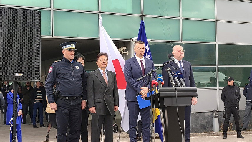 САРАЈЕВО, 27. ФЕБРУАРА /СРНА/ - Mинистар безбједности у Савјету министара Ненад Нешић и амбасадор Јапана у БиХ Масами Кинефучи уручили су специјалистичку опрему Граничној полицији БиХ и Министарству унутрашњих послова Републике Српске.