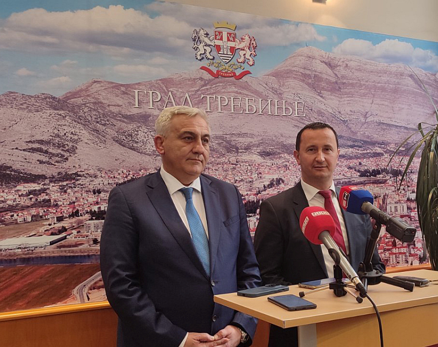 TРЕБИЊЕ, 27.ФЕБРУАРА /СРНА/ - Градоначелник Tребиња Мирко Ћурић разговарао је данас са амбасадором Србије у БиХ Иваном Tодоровим.