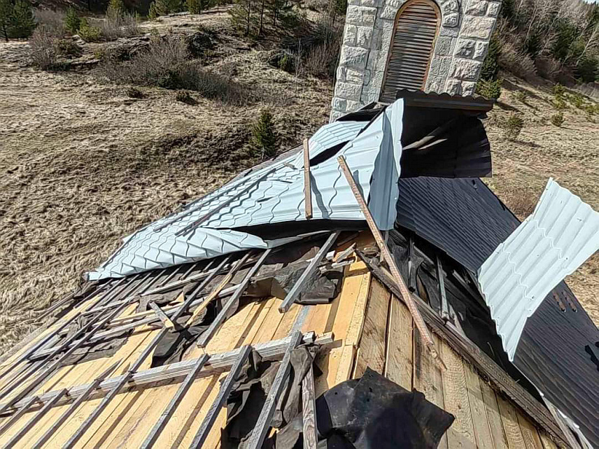 БОСАНСКО ГРАХОВО, 27. ФЕБРУАРА /СРНА/ - Потребно је око 7.500 КМ за санацију крова на Храму Силаска Светог Духа на апостоле у селу Преодац у Босанском Грахову, који је оштећен усљед снажног невремена.