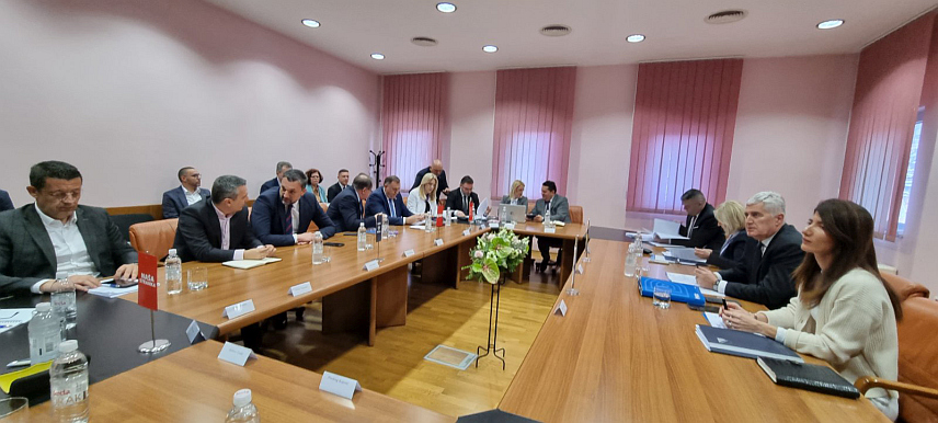 МОСTАР, 27. ФЕБРУАРА /СРНА/ - У Мостару је почео састанак предсједника СНСД-а Милорада Додика, ХДЗ-а Драгана Човића, те лидера странака "тројке" - СДП-а Нермина Никшића, Народа и правде Елмедина Конаковића и Наше странке Едина Форте.