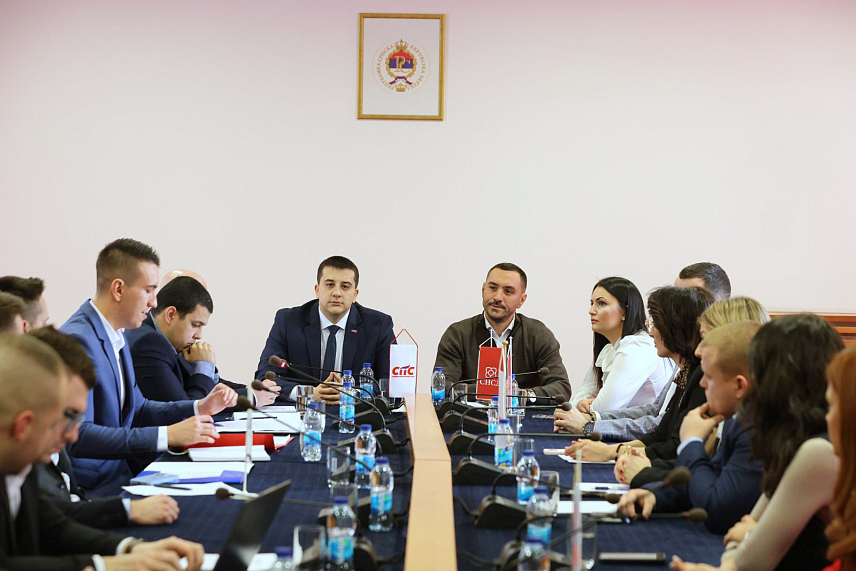 БАЊАЛУКА, 27. ФЕБРУАРА /СРНА/ - Република Српска и њен Устав представљају континуитет српске државности са лијеве стране Дрине, закључено је данас на округлом столу у организацији Форума младих Социјалистичке партије Српске.