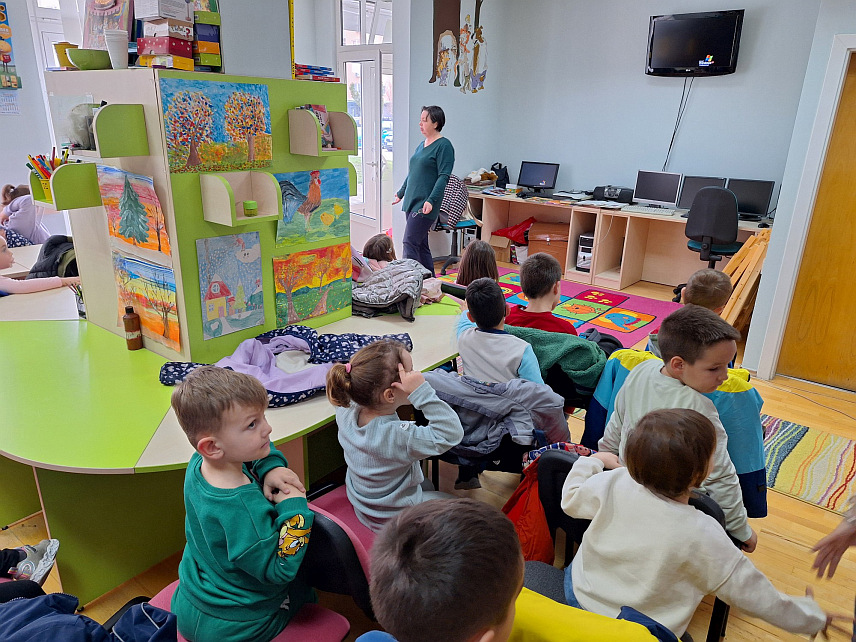 ИСТОЧНО САРАЈЕВО, 27. ФЕБРУАРА /СРНА/ - Дјечија библиотека Источно Сарајево угостила је данас 19 малишана из Едукативног центра "Биг Бен", којима је одржано кратко предавање и подијељене бесплатне чланске карте.