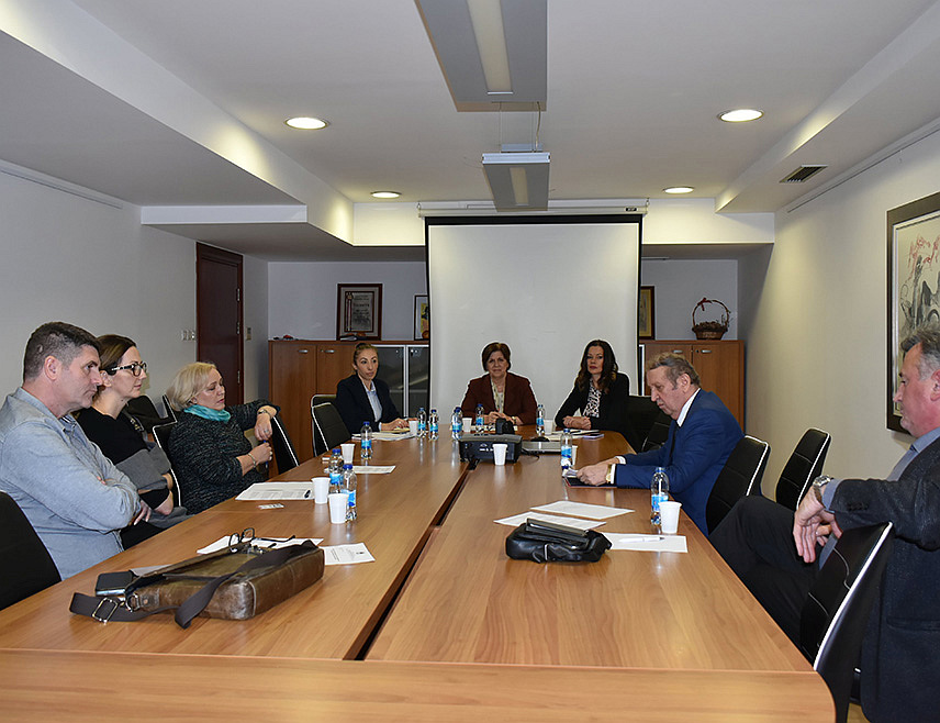 БАЊАЛУКА, 27. ФЕБРУАРА /СРНА/ - Савјет за стандардизацију језика српског народа и ћириличког писма који је данас конституисан у Бањалуци на челу са предсједником Миланком Бабић утврдиће смјернице за израду мјера у складу са усвојеним политикама у области заштите језика и писма.