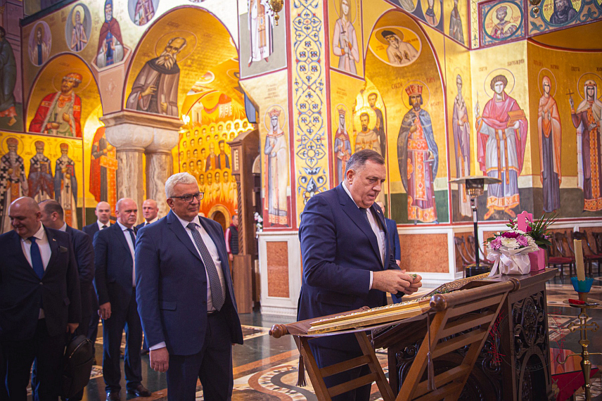 ПОДГОРИЦА, 27. ФЕБРУАРА /СРНА/ - Предсједник Републике Српске Милорад Додик посјетио Саборни храм Христовог васкрсења у Подгорици.