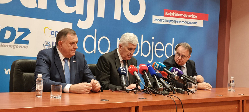 МОСTАР, 27. ФЕБРУАРА /СРНА/ - Предсједник СНСД-а Милорад Додик, ХДЗ-а Драган Човић, те лидер странаке "тројке" - СДП-а Нермин Никшић на конференцији за новинаре након састанка.