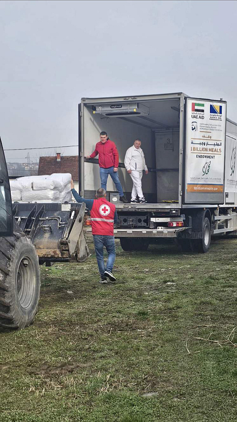 ДОБОЈ, 27. ФЕБРУАРА /СРНА/ - Црвеном крсту у Добоју данас је испоручено више од 19 тона брашна за угрожено становништво и јавне кухиње, као 35 прехрамбених пакета.