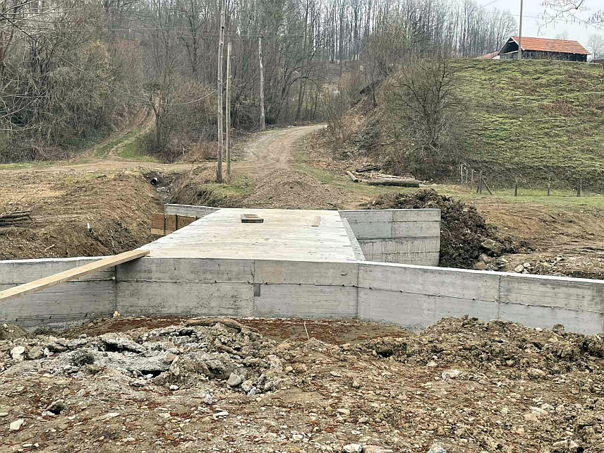 КОСTАЈНИЦА, 28. фЕБРУАРА /СРНА/ - Изградња моста на рјечици Стригови у костајничком селу Мракодол, који је срушен у прошлогодишњеој поплави, требало би да буде завршен у марту, ако дозволе временске прилике.