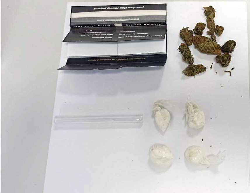 ДОБОЈ, 28. ФЕБРУАРА /СРНА/ - Добојска полиција ухапсила је и лице чији су иницијали Д.Ш. од којег је одузето 5,3 грама марихуане и 9,1 грам непознате дроге, као и други предмети намијењени за конзумирање дроге.