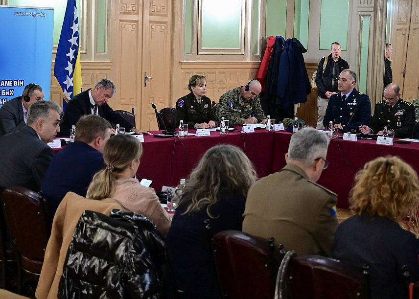 САРАЈЕВО, 28. ФЕБРУАРА /СРНА/ - Командант НАТО штаба Сарајево Памела Мекгаха подстакла је представнике Министарства одбране у Савјету министара и Оружаних снага БиХ да наставе људе да стављају у први план и обезбиједе да сваки војник има користи од изазовне каријере.