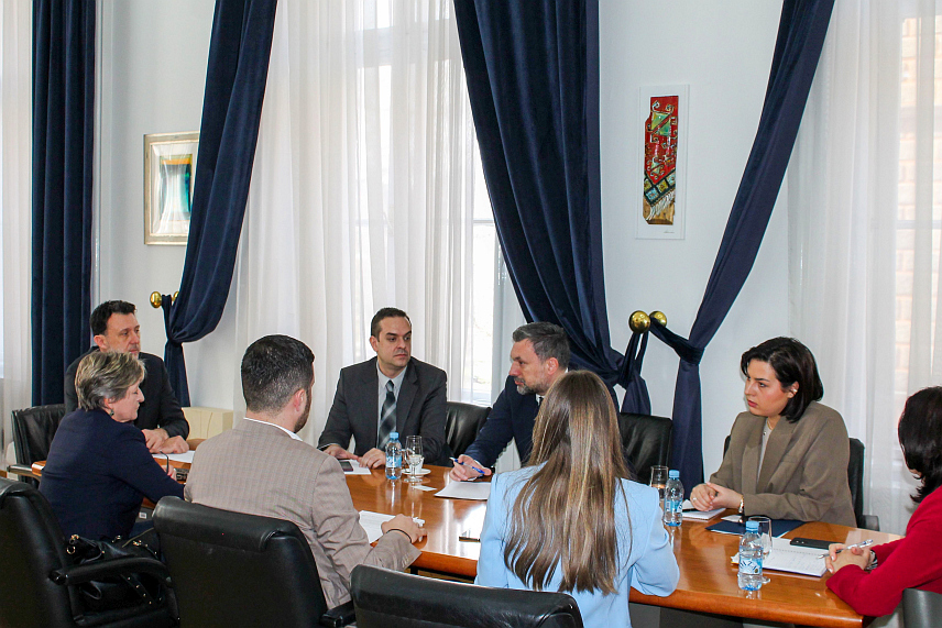 САРАЈЕВО, 28. ФЕБРУАРА /СРНА/ - Министар иностраних послова у Савјету министара Елмедин Конаковић истакао је током разговора са вршиоцем дужности директора Агенције за унапређење страних инвестиција /Фипа/ БиХ Марком Кубатлијом да ће сарадња ових институција бити интензивирана како би дале максималан допринос побољшању економске ситуације у земљи и добробити свих њених грађана.