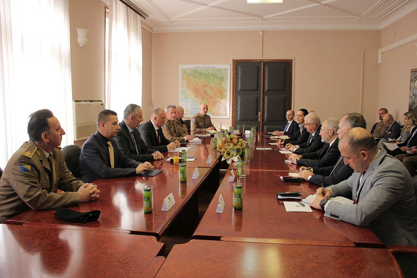 САРАЈЕВО, 28. ФЕБРУАРА /СРНА/ - Министар одбране у Савјету министара Зукан Хелез и његови замјеници Александар Гогановић и Славен Галић разговарали су данас у Сарајеву са министром националне одбране Турске Јашаром Гулером о заједничким пројектима на одржавању оклопне технике Оружаних снага БиХ и школовању кадра на турским војним академијама.