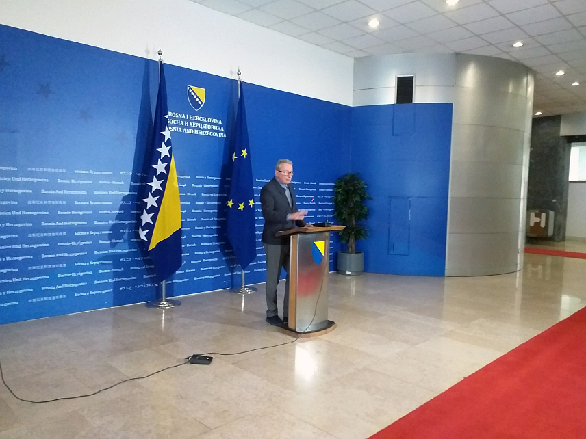 САРАЈЕВО, 28. ФЕБРУАРА /СРНА/ - Посланик СДС-а у Представничком дому Парламентарне скупштине БиХ Младен Босић на конференцији за новинаре.