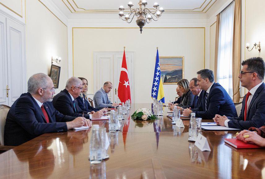 САРАЈЕВО, 28. ФЕБРУАРА /СРНА/ - Члан Предсједништва БиХ Денис Бећировић на састанку са министром одбране Турске Јашаром Гулером.