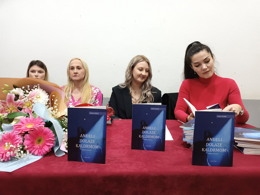 ЗВОРНИК, 28. ФЕБРУАРА /СРНА/ - У Дому омладине у Зворнику вечерас је представљена збирка пјесама „Анђели долазе калдрмом“ младог зворничког аутора Саре Ђокић.